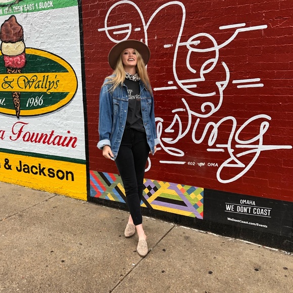 Meet your Posher, Breanna - Picture 3 of 3